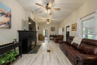 Promise Land Manor Historic home lake access, near parks and venues - 4