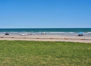 On the Beach Beachfront Condo Direct View & Access to Beach Heated Pool Island House Condominiums Unit 113 - Padre Island - 7