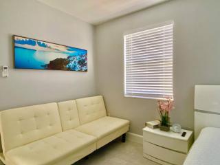 Bens Lavish Mini Luxury Suite - 6