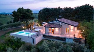 DIMORA CAMPO DELLE MURA 4&2, Emma Villas - Acquaviva Picena - 0