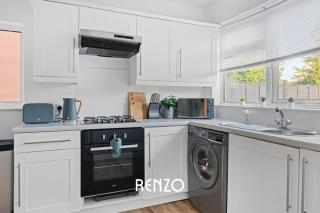 Vibrant and Cosy 3-Bed Home in Nottingham by Renzo, Perfect for Contractors, Free Parking! - Beeston - 4