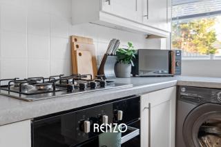 Vibrant and Cosy 3-Bed Home in Nottingham by Renzo, Perfect for Contractors, Free Parking! - Beeston - 2