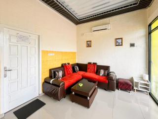 Penginapan Dvn & Tmy 01 Mitra RedDoorz - Palimbão - 1