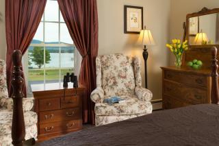Inn at Pleasant Lake - New London - 3