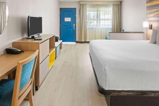 Days Inn by Wyndham San Diego-East/El Cajon - 2