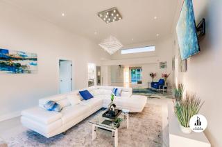 Uhost AI - Luxurious 5B Home w Pool & Lounge - Miami - 1