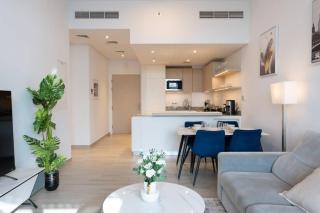 Spacious 2BR Apartment with Community View - Dubai - 3