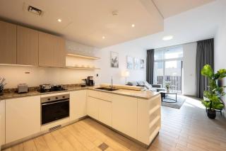 Spacious 2BR Apartment with Community View - Dubai - 2