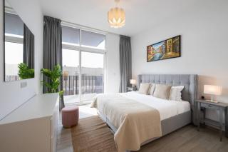 Spacious 2BR Apartment with Community View - Dubai - 9