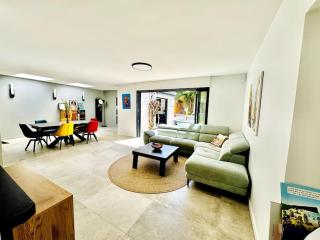 Unique au cœur du vieil Antibes, superbe villa avec jardin et piscine - Antibes - 0