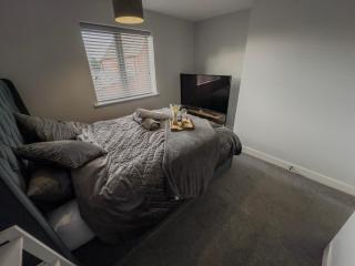 3bed House - Contractors - Close to all amenities - New Waltham - 2