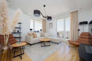 Luxury Three Bedroom Apartment with Parking & Balcony in Mokotów by Renters Prestige - Warschau - 0