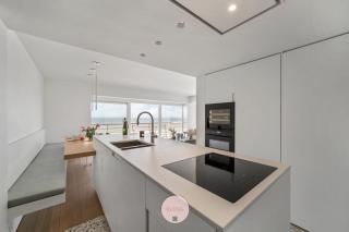 Coxy Corner by BLOSS - Beachfront Deluxe Family Apartment - 9