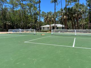 Luxury Family Pool, Jacuzzi, 2 Pickleball Court, Ping Pong Table Very Private Home Sleeps 8 - Naples - 9