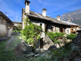 Charming Retreat- 100-Year-Old Stone Rustico - 4