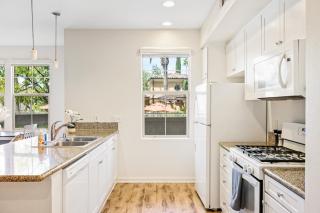 Quiet Irvine Poolside Ground Floor Apartment, Fast WIFI, Walk to Shops, Near Great Park, UCI, Irvine Spectrum - 4