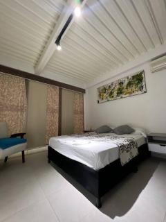 Habitacion de hotel dentro de centro comercial con frisby - 3