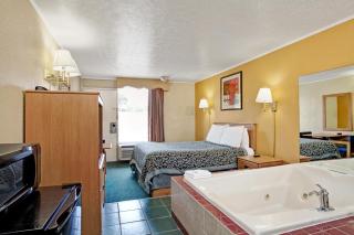 Days Inn by Wyndham Knoxville West - 9