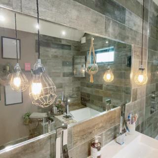 Artsy Retreat - Sleeps 8 Free Parking & Balcony - Caterham - 1
