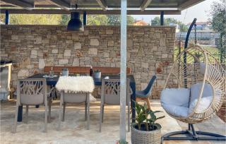 1 Bedroom Awesome Home In Peroj - Peroj - 1