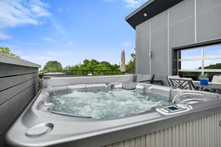 Fayetteview Rooftop Balcony Hot Tub 5 Min to DT - Fayetteville - 8