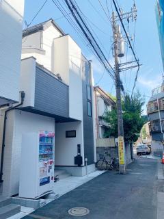 Shinjuku#ookubo#kabukicho#New built 4beds room,3 toilets, 2 shower rooms#新宿中心#大久保#歌舞伎#地铁站步行2分#新建一栋3层楼 4个卧室3个卫生间2个浴室1个客厅#高速无限制网络#智能马桶#干湿分离103 - 0