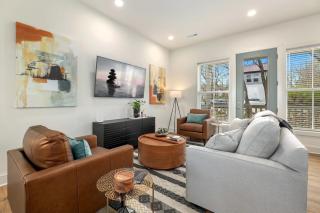 Townhouse On The Hill - Walkable to DT - 1