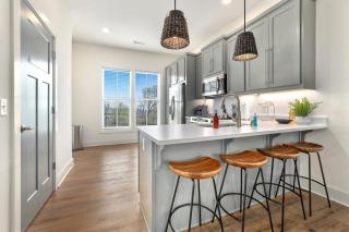 Townhouse On The Hill - Walkable to DT - 2