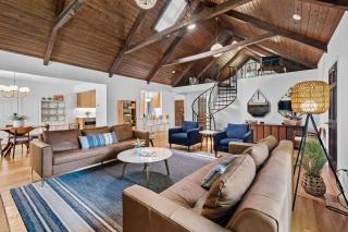 Sunny Chalet 1 block to Bentonville DT Sleeps 10 - Bentonville - 0