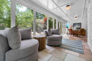 Sunny Chalet 1 block to Bentonville DT Sleeps 10 - Bentonville - 2