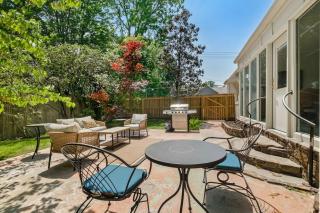 Sunny Chalet 1 block to Bentonville DT Sleeps 10 - Bentonville - 8