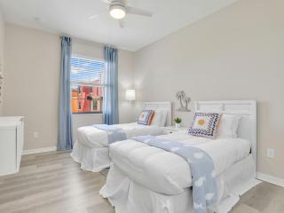 Luxury Paseo Townhome Pool Bars and Beaches - 5