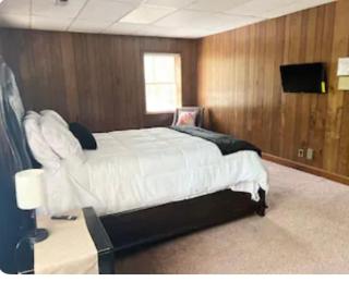 Queen Suite - Indoor Hot Tub - WiFi - Atlanta - 2