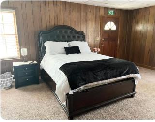 Queen Suite - Indoor Hot Tub - WiFi - Atlanta - 0