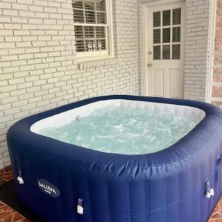 Queen Suite - Indoor Hot Tub - WiFi - Atlanta - 1