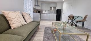Flat Opposite Wakefield College with FREE Parking and 5 Mins Walk to Train Station - 7