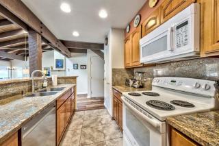 Lakeland Village 603 Lakeview - See Ski Tahoe-Steps to Lake - South Lake Tahoe - 3
