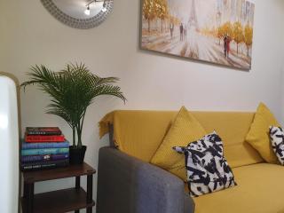 The Yellow Sapphire Sanctum - Cosy 1 bed flat with FREE Parking & FAST WiFi near city centre, Birmingham New Street Station, National sea life centre Birmingham, Ladywood leisure centre and Egbaston golf club - Birmingham - 7