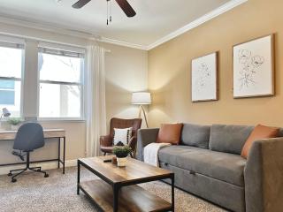 Relaxing 2-BR Apt with Pool Hot Tub Gym and Basketball Court Access - Reno - 1