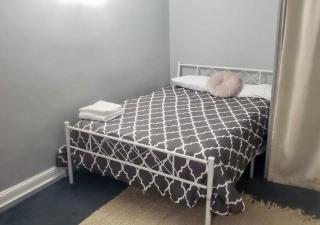 Oui on Ludlow - Entire House and Private Rooms in University City - 3