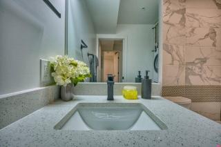 Modern & Colorful ~ 5* Location - 3