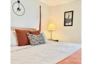 Cozy Villa 3 mins to Mohegan- Fully Stocked with King Bed & Fireplace- Jacuzzi, Saltwater Pools, Sauna - Norwich - 9