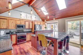 Lakefront Washington Home with Grill, Dock and Kayaks! - 6