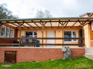 Attractive bungalow with roofed terrace - 0