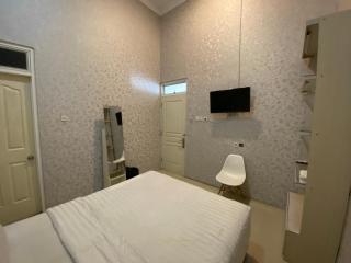 Griya RW Family Guest House Redpartner - Solo - 9
