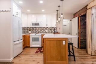 Fully Renovated! St Anton #17 Ski in Ski Out 1 Bedroom 1 Bathroom Condo! Sleeps up to 4! - Mammoth Lakes - 5