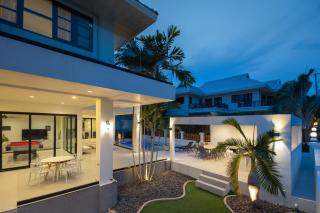 Stunning villa with pool and tropical garden - 4