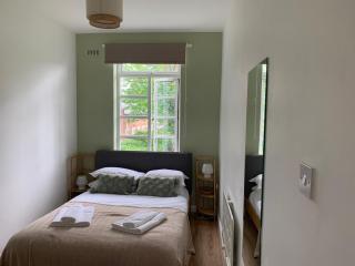 Linnet House - Relaxing - Leafy - Whole Apt- 2 Bed - 2