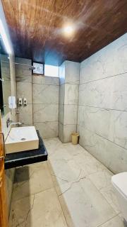 Hotel Ocean & Hotel Meadows Hill ! Rooftop Restaurant ! Near Hadimba Temple - 5