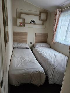 Beautiful 10 Berth Caravan - Corton - 9